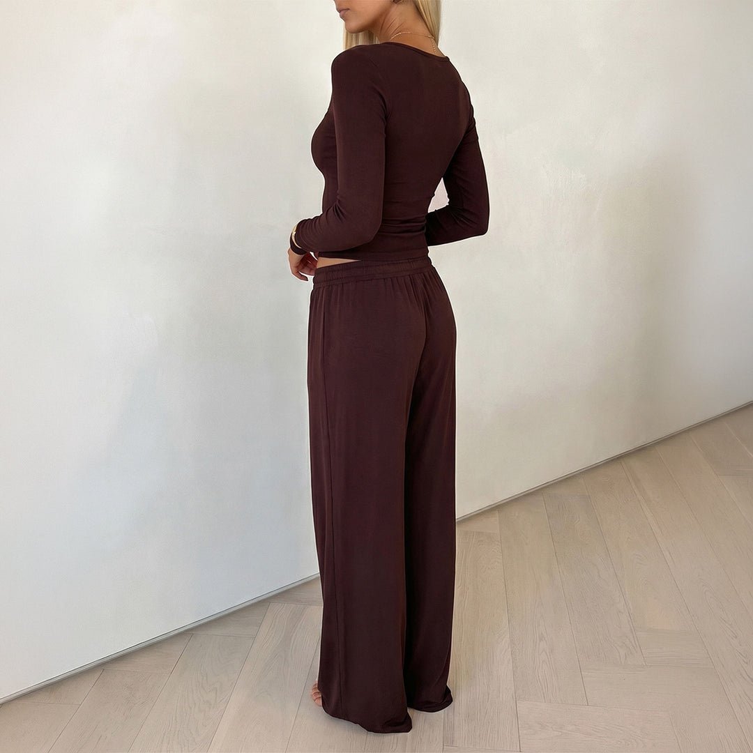 Women's elegant lounge set with form-fitting V-neck long sleeve and wide relaxed pants Mune Fashion