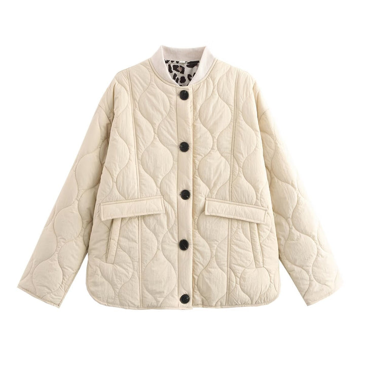 Women's quilted short jacket with round neckline, decorative button placket and flap pockets Mune Fashion
