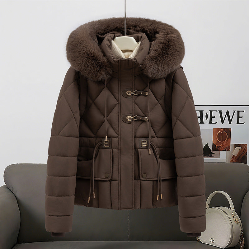 Women's short quilted hooded jacket with voluminous faux fur trim, drawstring waist, and flap pockets Mune Fashion
