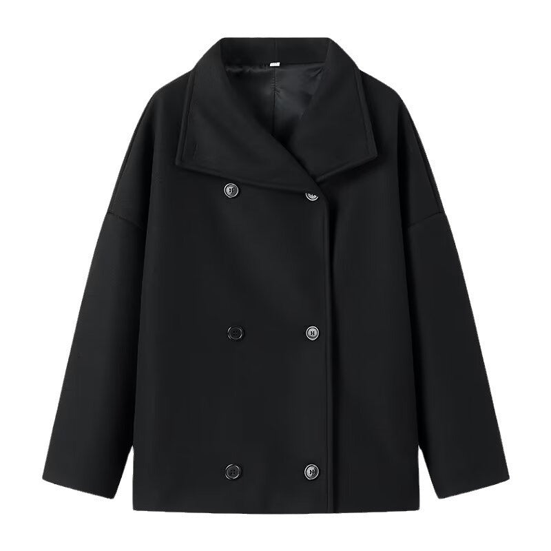 Women’s short coat in oversized cut with double-breasted closure and wide lapel collar Mune Fashion