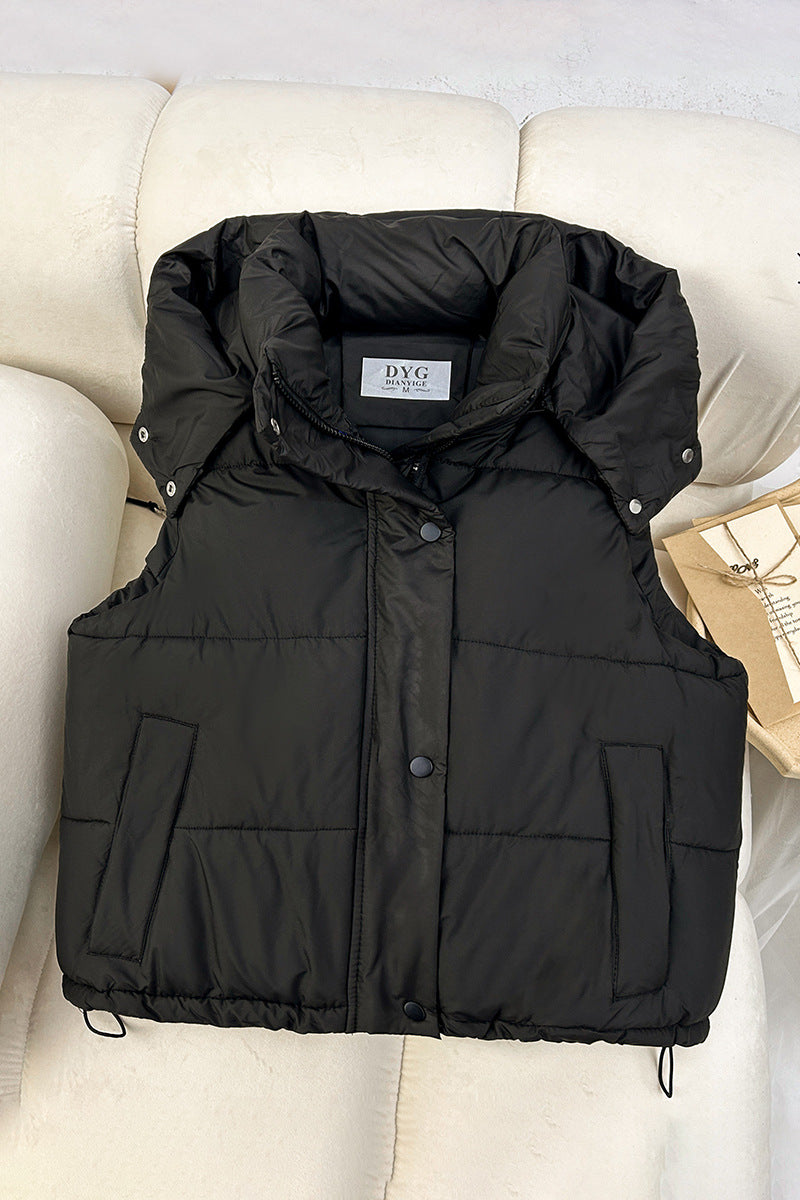Women’s short quilted vest with voluminous stand-up collar, snap button placket, and adjustable drawstring hem Mune Fashion