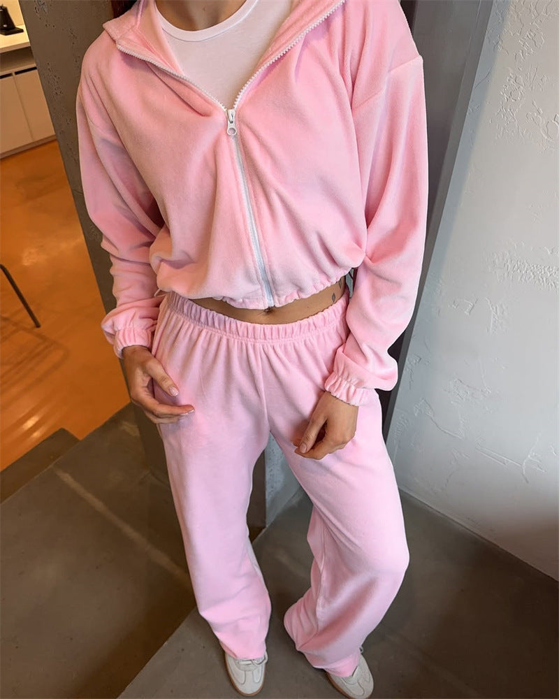 Women's cropped hooded zip jacket with gathered elastic hem and high-waisted relaxed pants made of soft sweat fabric