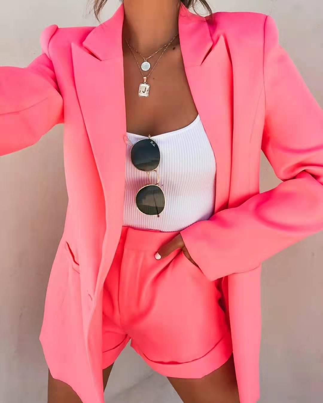 Women's form-fitting long blazer and high-waisted shorts set with dropped shoulders and patch pockets Mune Fashion