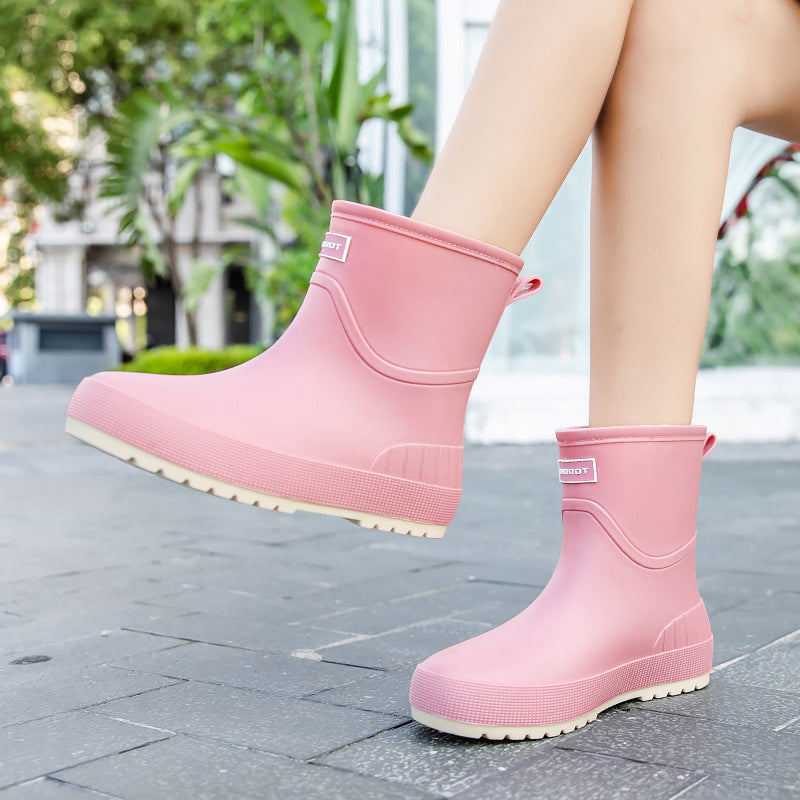 Women's waterproof short rubber boots with slip-resistant profile sole and comfortable insole Mune Fashion