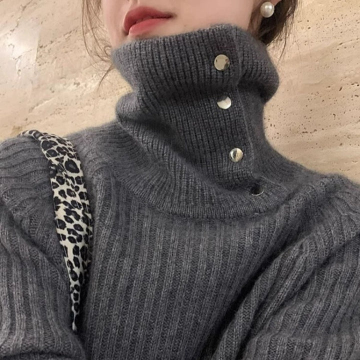 Women’s turtleneck sweater with snap-button placket and fine ribbed structure Mune Fashion