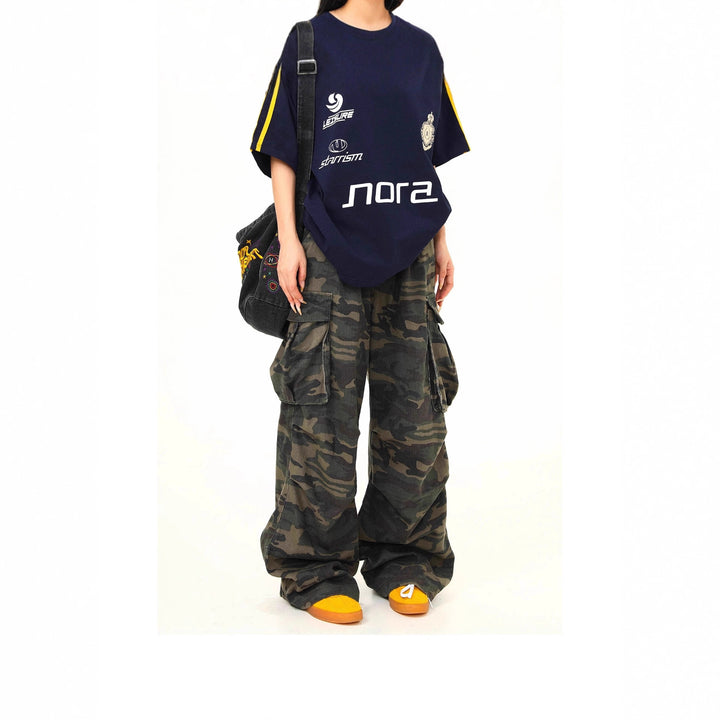 Women's cargo pants with wide leg and camouflage pattern