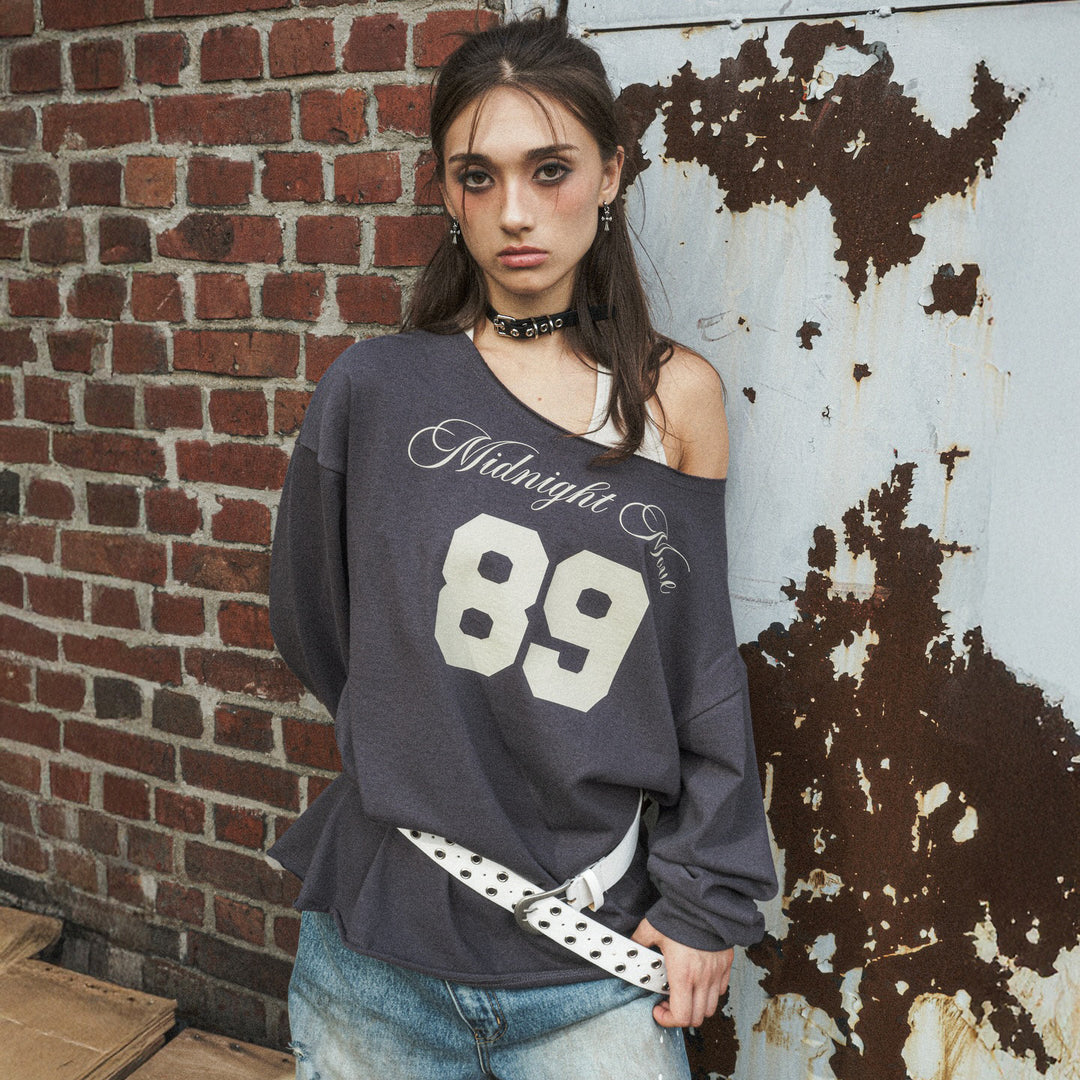 Women's oversized sweatshirt in off-shoulder style with vintage front print and flared hem Mune Fashion