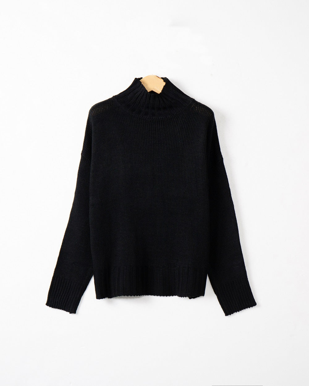 Women's turtleneck sweater made of chunky knit with oversized cut Mune Fashion