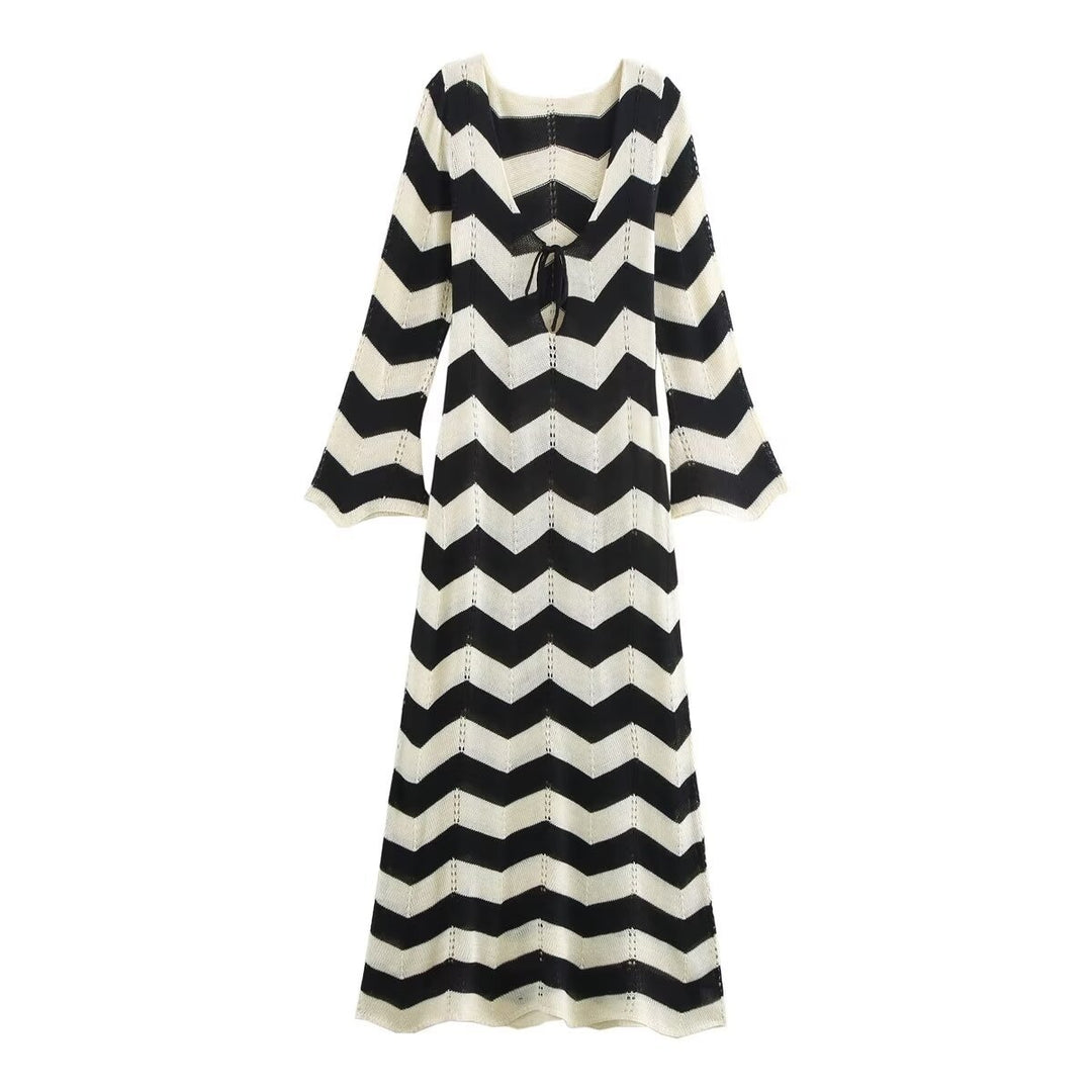 Women's knit maxi dress with zigzag pattern, v-back and trumpet sleeves Mune Fashion