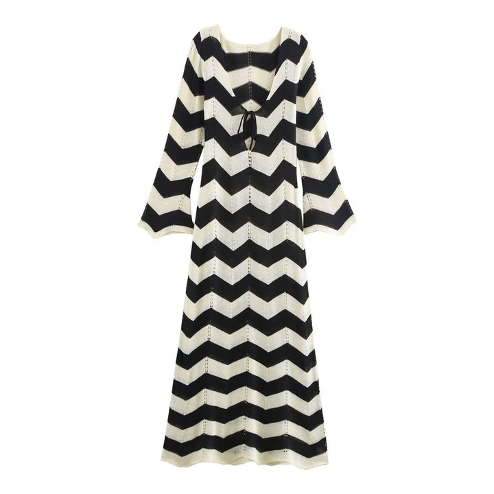 Women's knit maxi dress with zigzag pattern, v-back and trumpet sleeves Mune Fashion