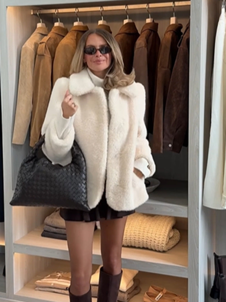 Women's short jacket made of teddy faux fur with oversized collar and pockets Mune Fashion