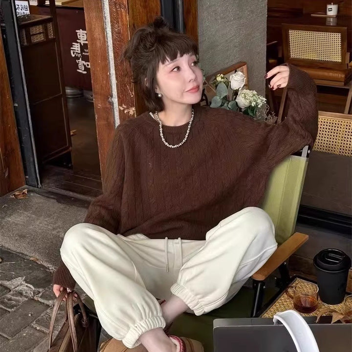 Women's cable knit pullover made of cotton blend with a casual oversized silhouette