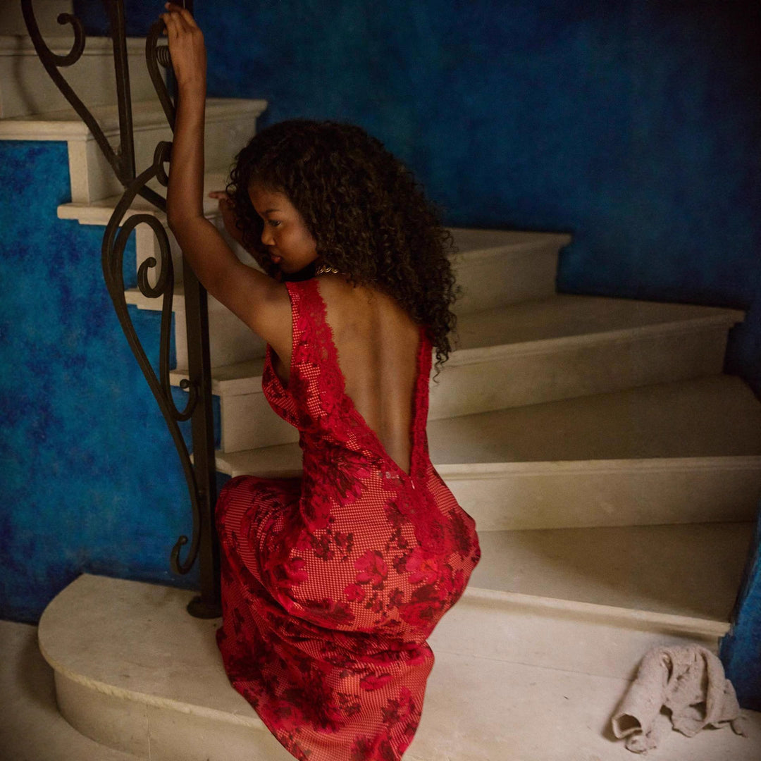 Women's figure-hugging maxi dress in mermaid style with deep V-neckline and floral lace appliqué Mune Fashion