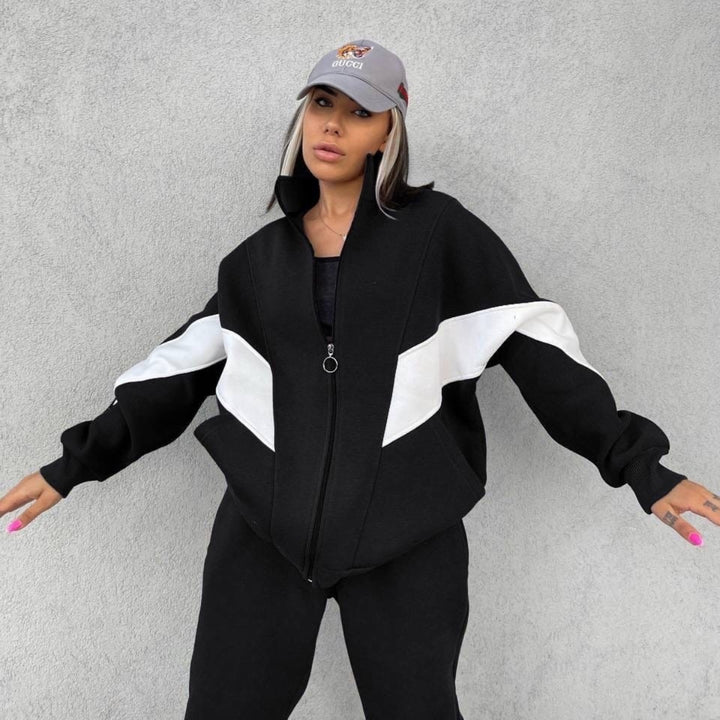 Women's athletic training set with ring zipper, inset pockets, and contrasting arm panels Mune Fashion