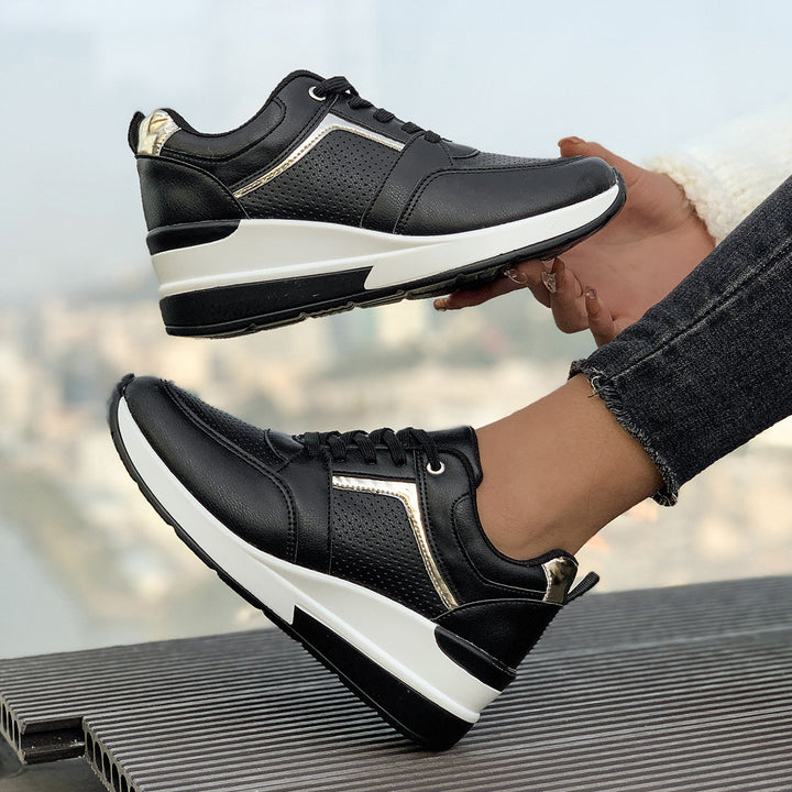 Damen Keilabsatz-Sneaker mit perforierten Einsätzen und Metallic-Details Mune Fashion