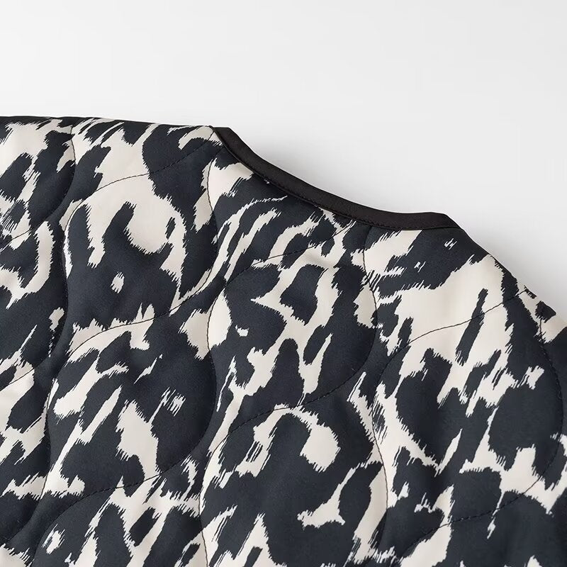 Women’s quilted jacket in oversized boxy cut with round neckline and abstract animal print Mune Fashion