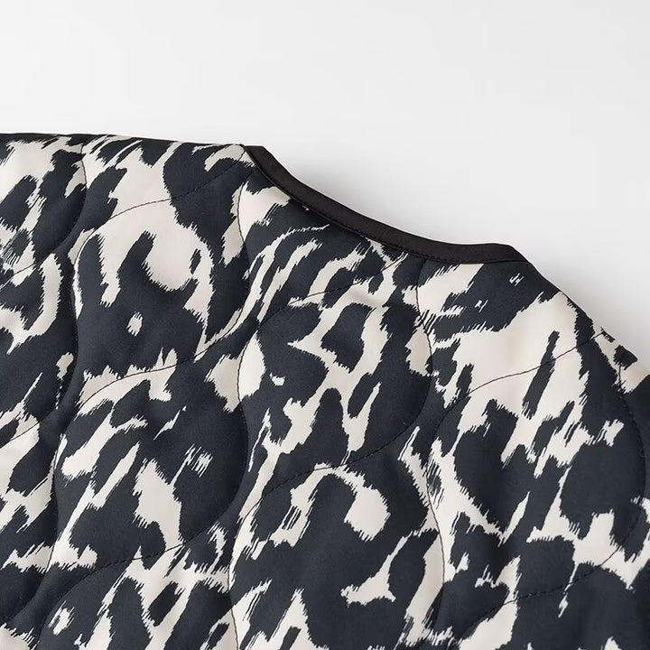 Women’s quilted jacket in oversized boxy cut with round neckline and abstract animal print Mune Fashion