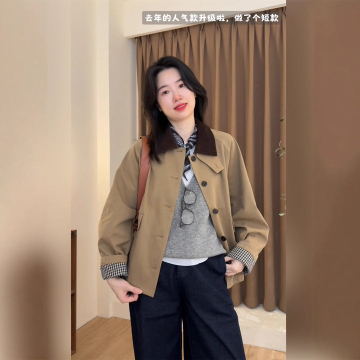 Women's short coat in Mac style with contrasting velvet collar and checked sleeve cuffs Mune Fashion