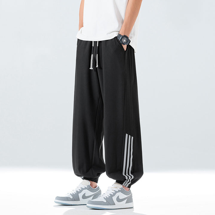 Men's sporty leisure pants with breathable properties