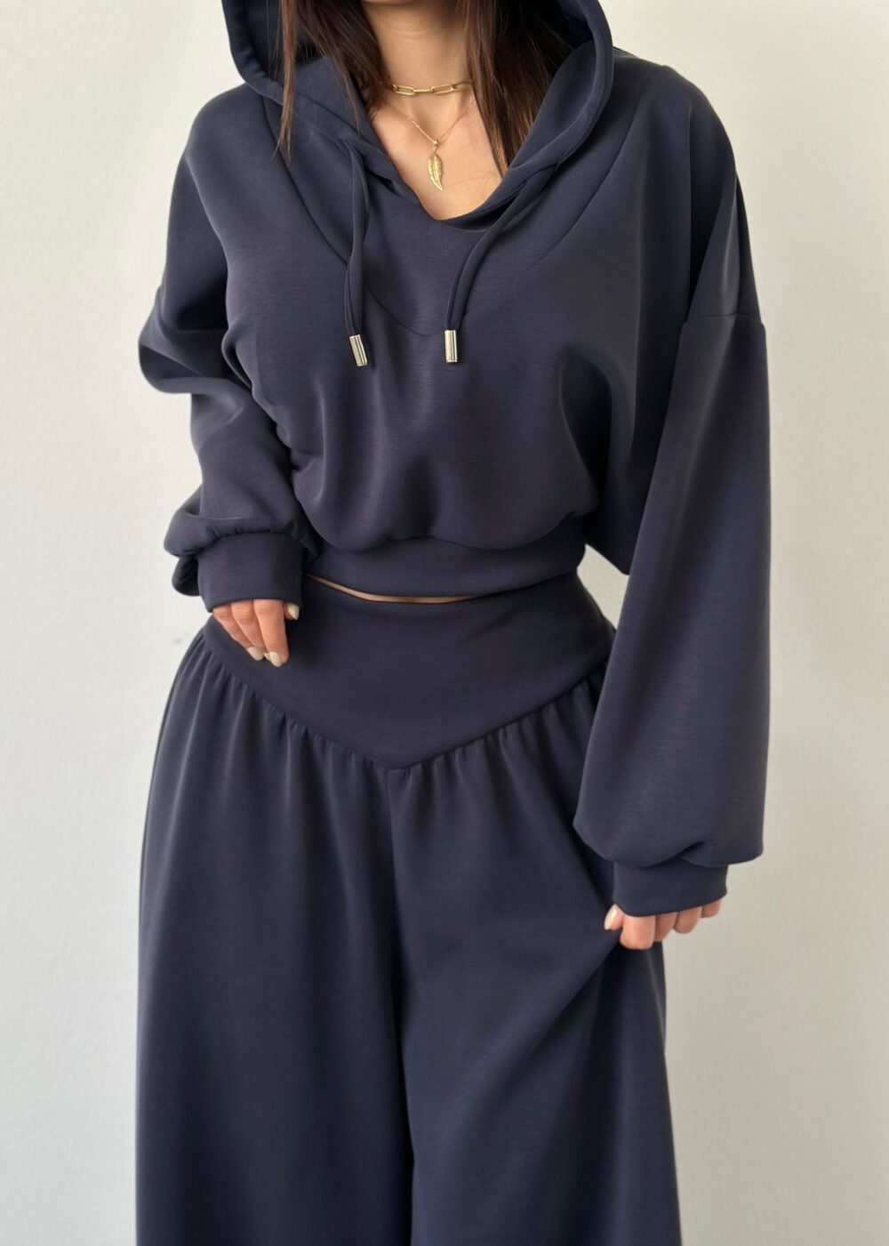Women nan luxurious leisure set hoodie with V-neck detail and high-waisted culotte Mune Fashion