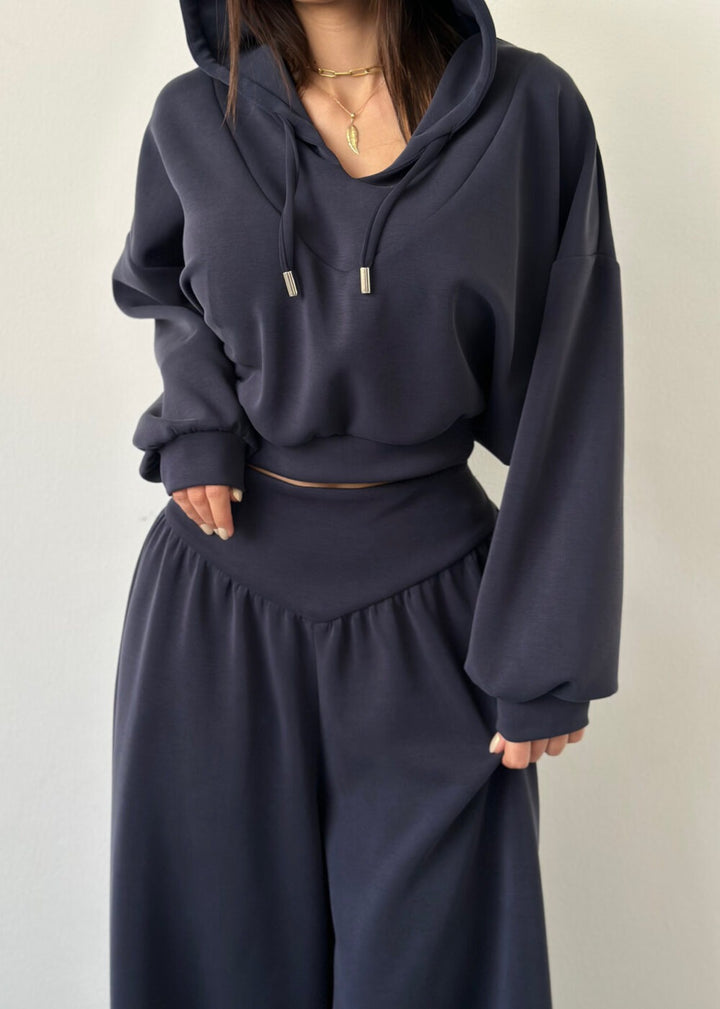 Women nan luxurious leisure set hoodie with V-neck detail and high-waisted culotte Mune Fashion