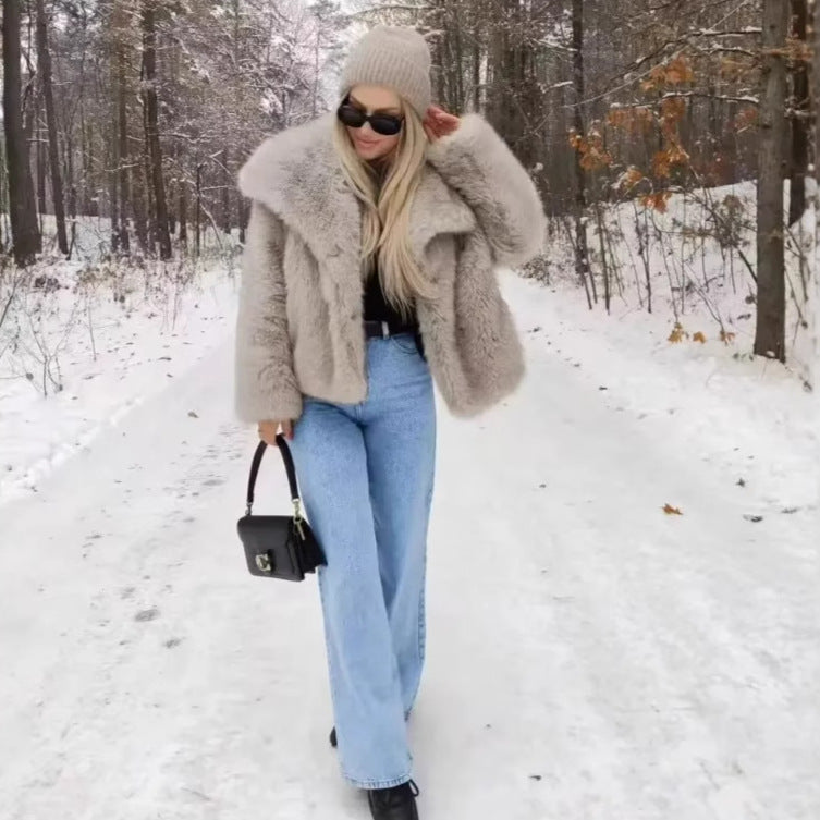 Women's cropped oversized faux fur jacket with voluminous shawl collar and inner thermal lining Mune Fashion