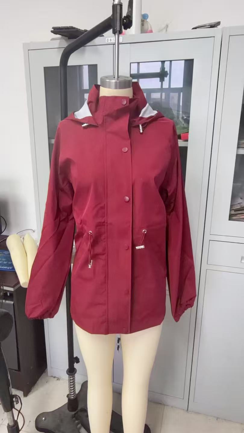Women's lightweight and functional outdoor jacket