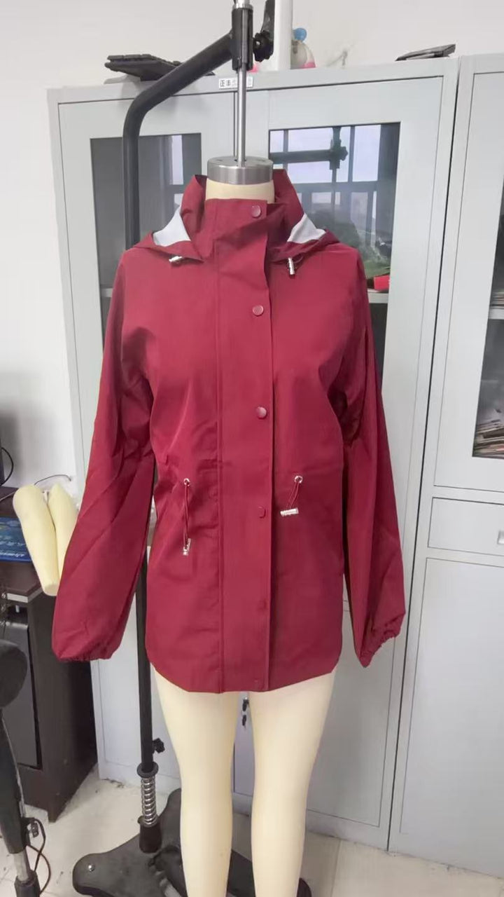 Women's lightweight and functional outdoor jacket
