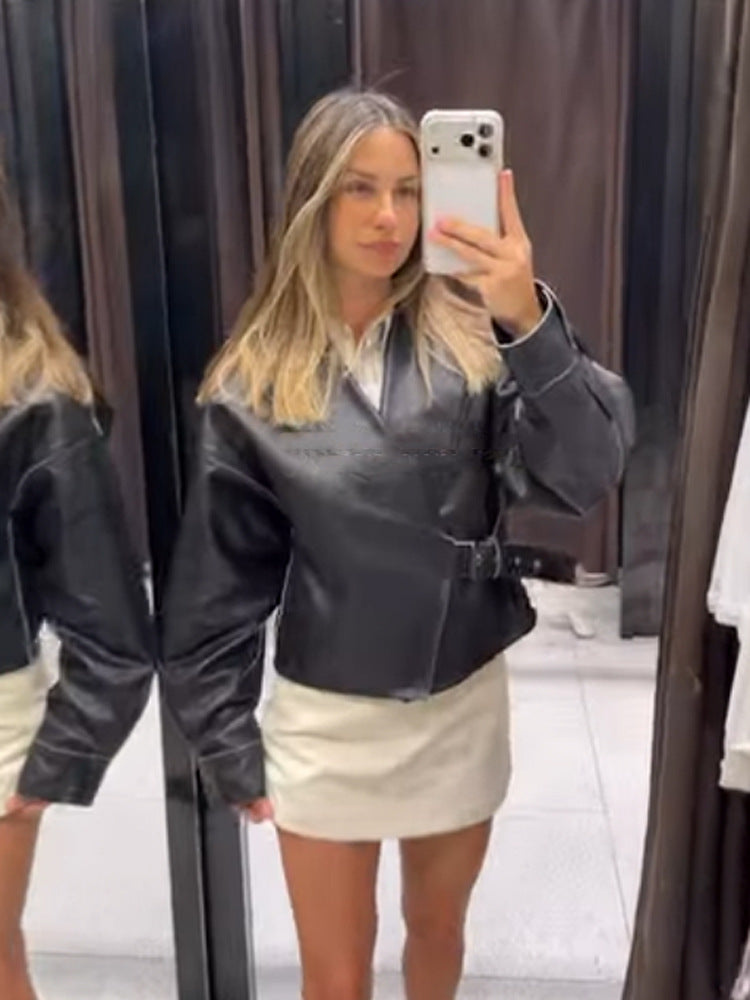 Women's short jacket made of synthetic leather with side buckle waist and voluminous raglan sleeves Mune Fashion