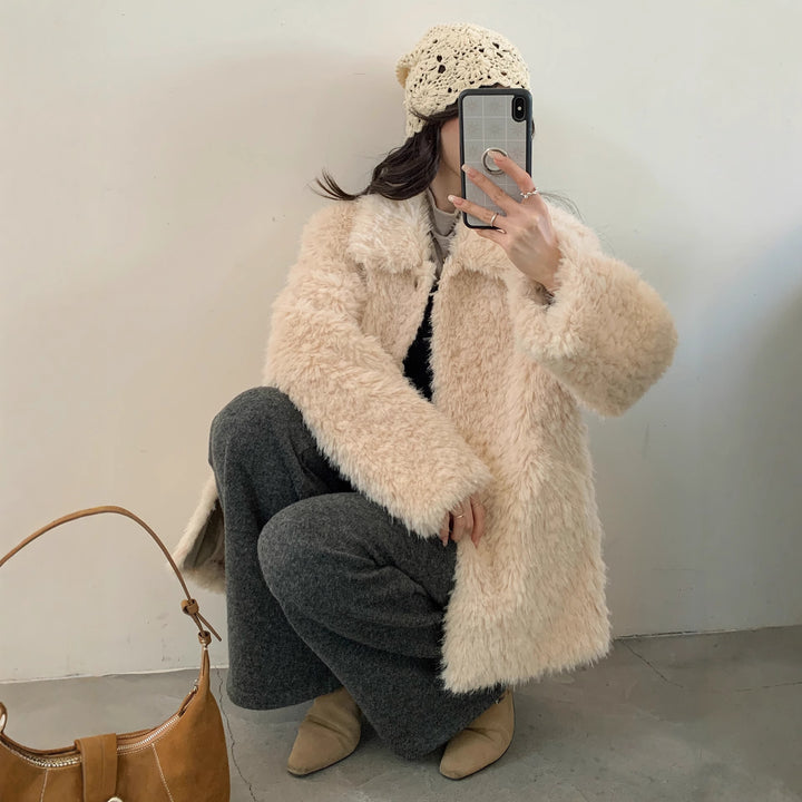 Women Fluffy Teddy Coat made of Faux Fur with Shirt Collar and Boxy Silhouette Mune Fashion