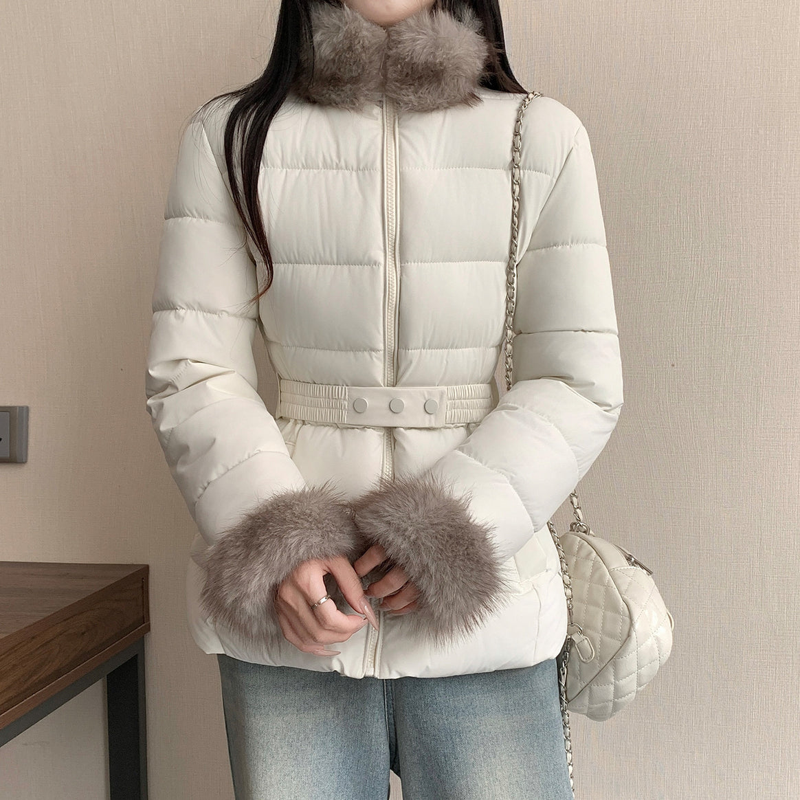 Women's fitted thermal quilted jacket with removable fake fur collar and elastic waist belt Mune Fashion