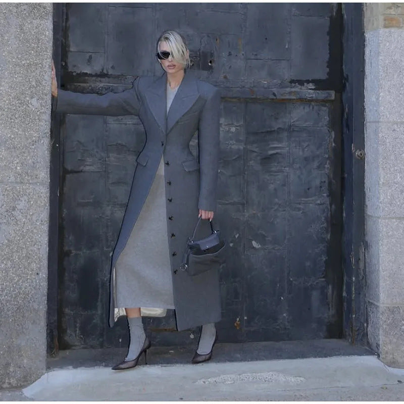 Women's Wool Coat with Elegant Fit and Decorative Button Details Mune
