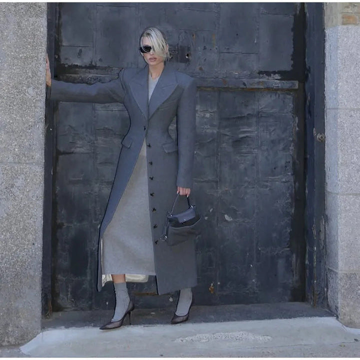 Women's Wool Coat with Elegant Fit and Decorative Button Details Mune