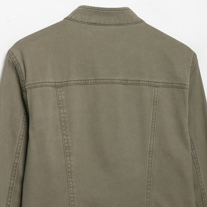 Ladies military-inspired short jacket with stand-up collar, decorative flaps and zipper Mune Fashion