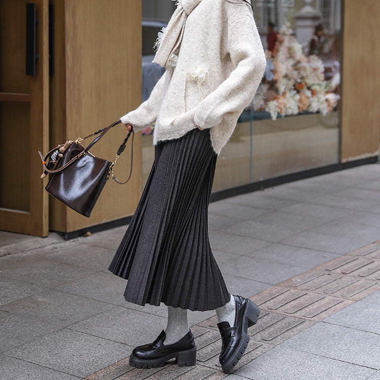 Women's finely knitted pleated midi skirt with wide elastic comfort waistband and wrinkle-free structure Mune Fashion