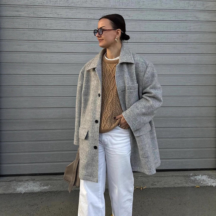 Women’s wool blend coat in boxy style with shirt collar, applied flap pockets, and button closure Mune Fashion