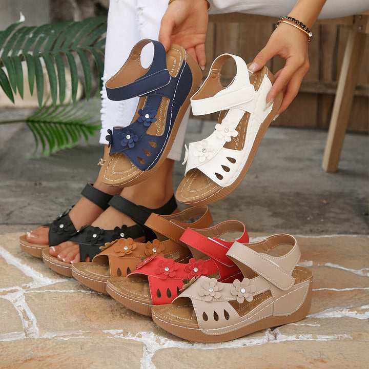 Damen Komfort-Wedgesandalen mit verstellbarem Klettverschluss und Blütenapplikation Mune Fashion