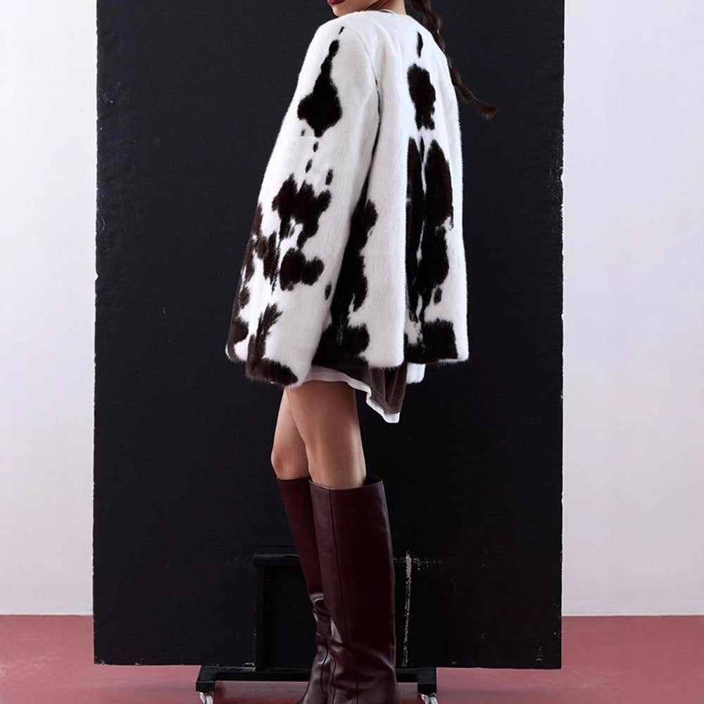 Women's short coat made of faux fur with boxy silhouette and cow print pattern Mune Fashion