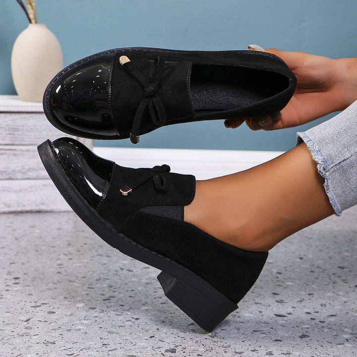 Ladies elegant slipper-loafer with patent cap, faux suede upper material, elastic entry and decorative bow application Mune Fashion