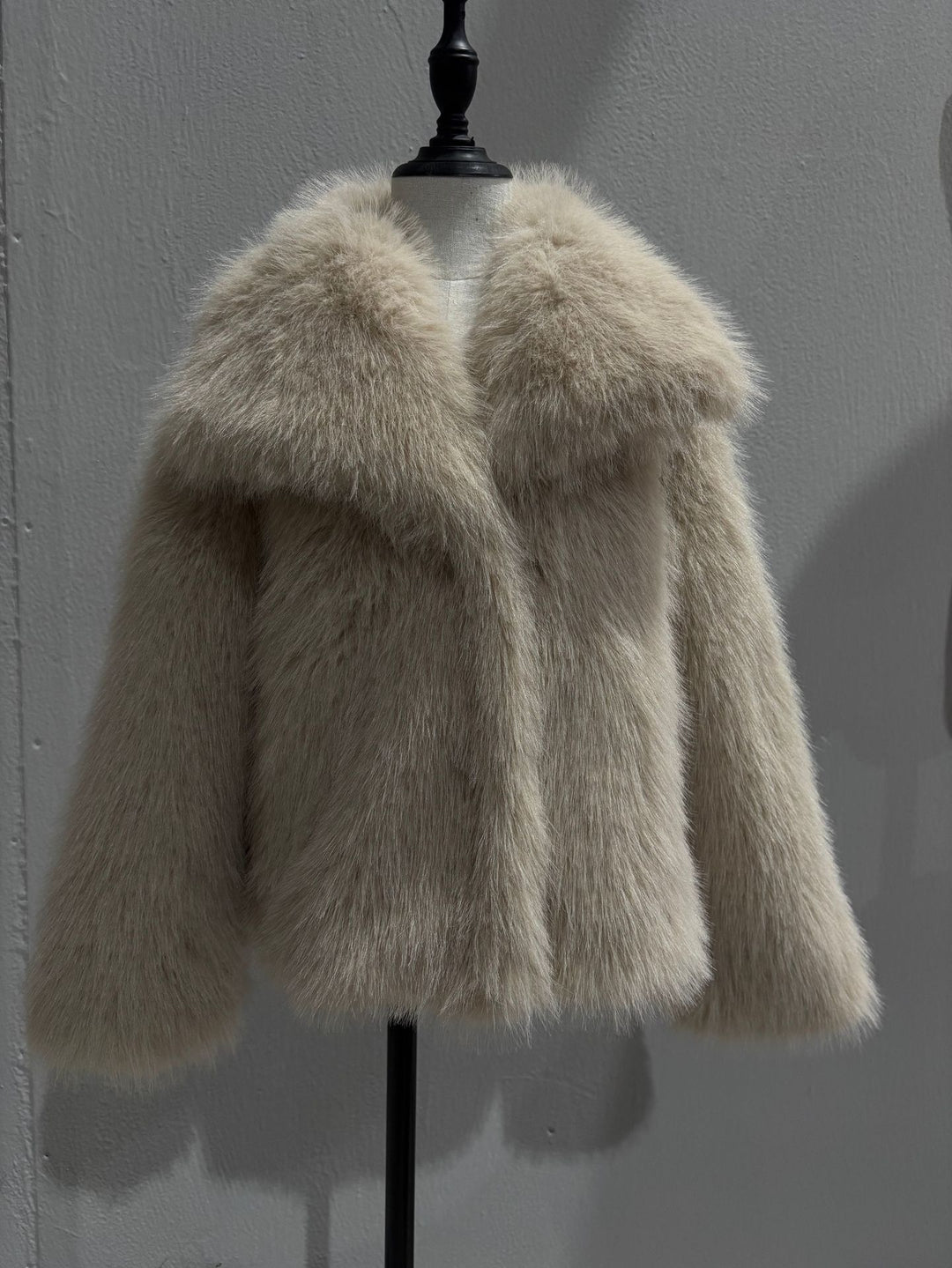 Women's short bolero in boxy cut made of vegan shaggy faux fur with XXL shawl collar Mune Fashion