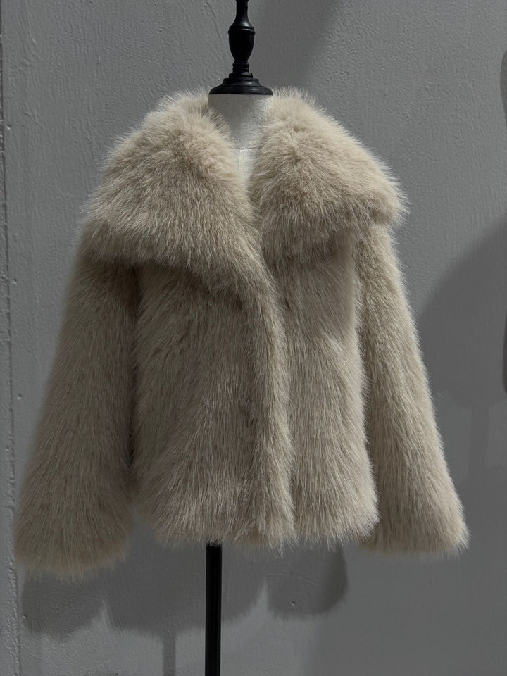 Women's short bolero in boxy cut made of vegan shaggy faux fur with XXL shawl collar Mune Fashion