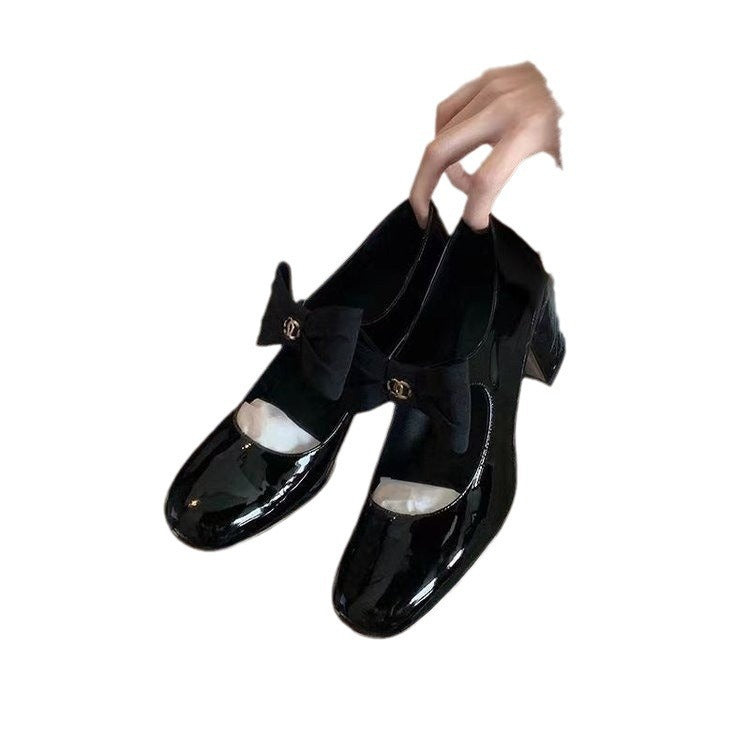 Women's patent ballerinas with decorative bow strap and padded comfort insole Mune Fashion