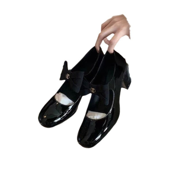 Women's patent ballerinas with decorative bow strap and padded comfort insole Mune Fashion