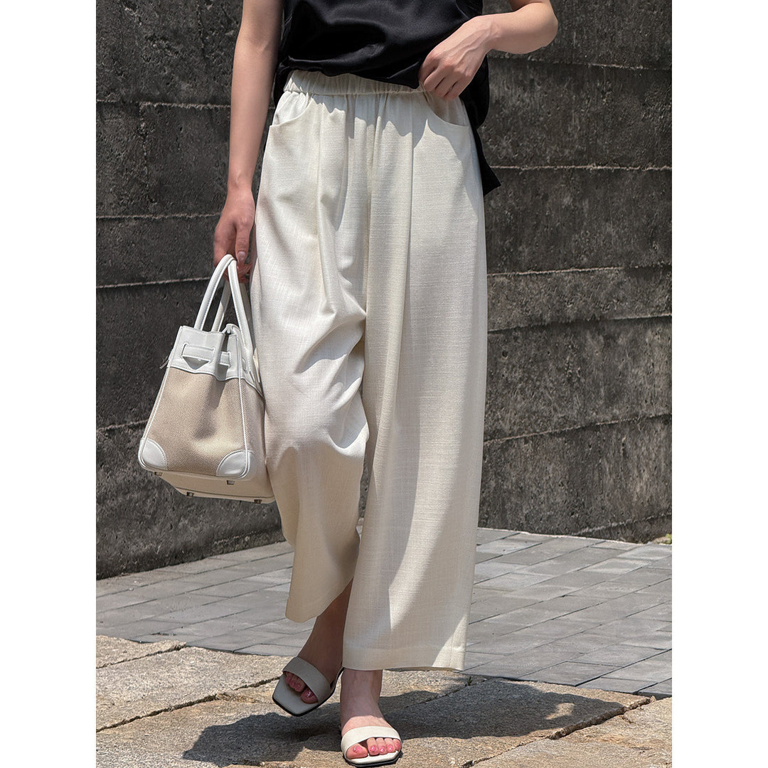 Women's elegantly tailored blouse with elastic cuffs
