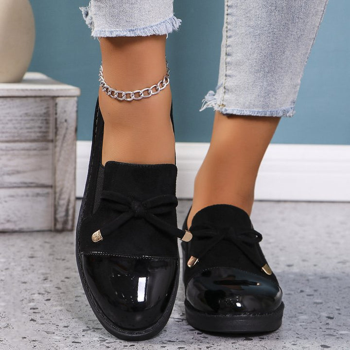 Damen Lack- und Wildlederslipper mit Zierschleife und niedrigem Blockabsatz Mune Fashion