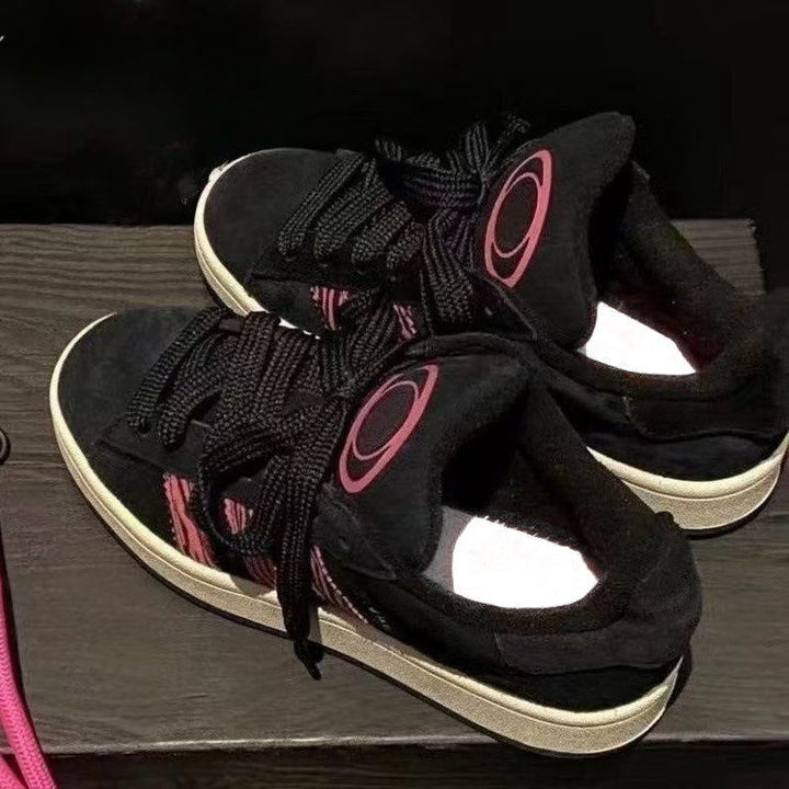 Ladies sporty sneakers with fashionable accent and robust sole Mune Fashion
