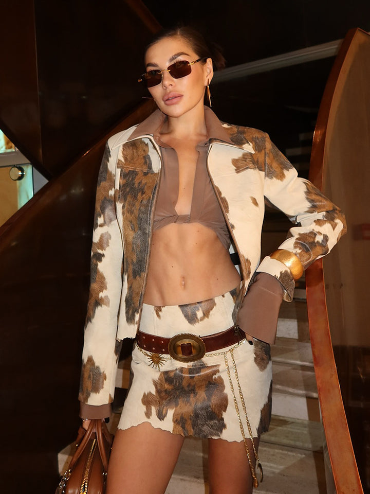 Women's short jacket in cropped cut with cow print, zipper and shirt collar Mune Fashion