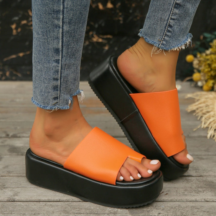 Ladies' platform slide with central toe cut-out, padded comfort insole and non-slip profile sole Mune Fashion