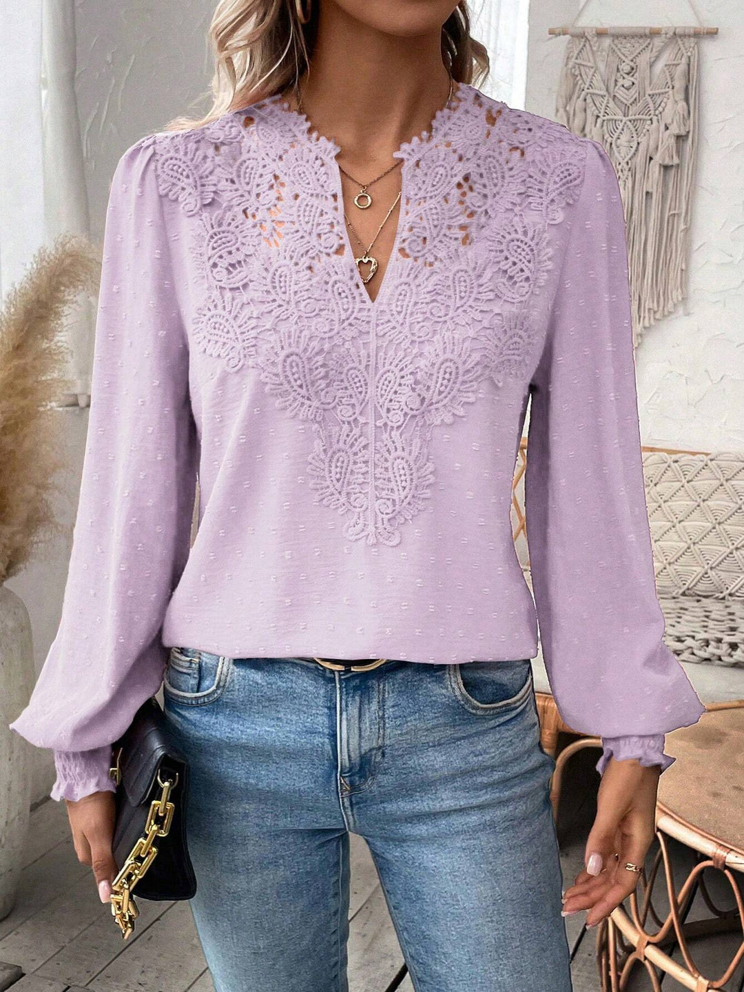 Women’s blouse with lace plastron, V-neck and balloon sleeves Mune Fashion