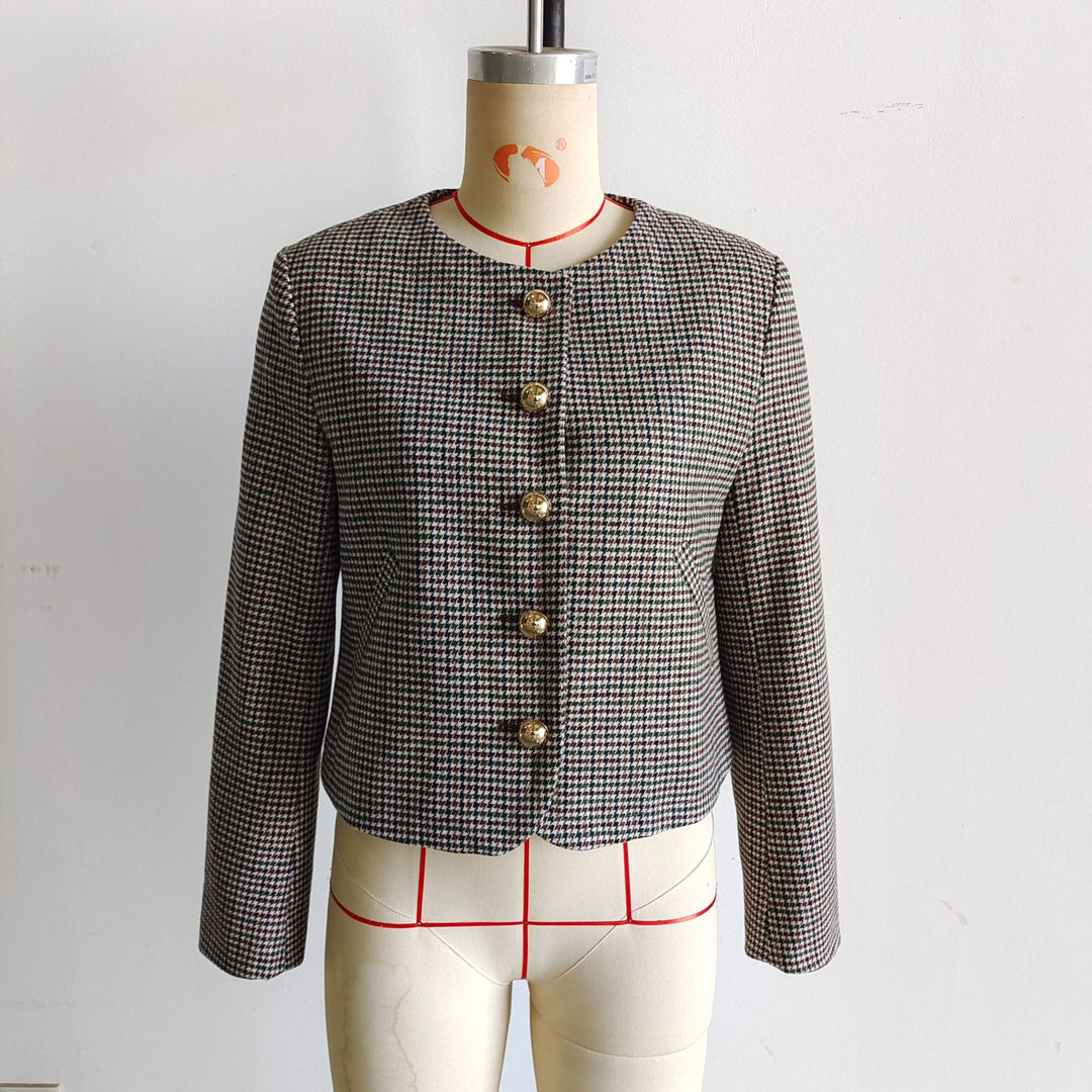 Women's tailored short jacket in houndstooth pattern with golden decorative buttons and angled pockets Mune Fashion